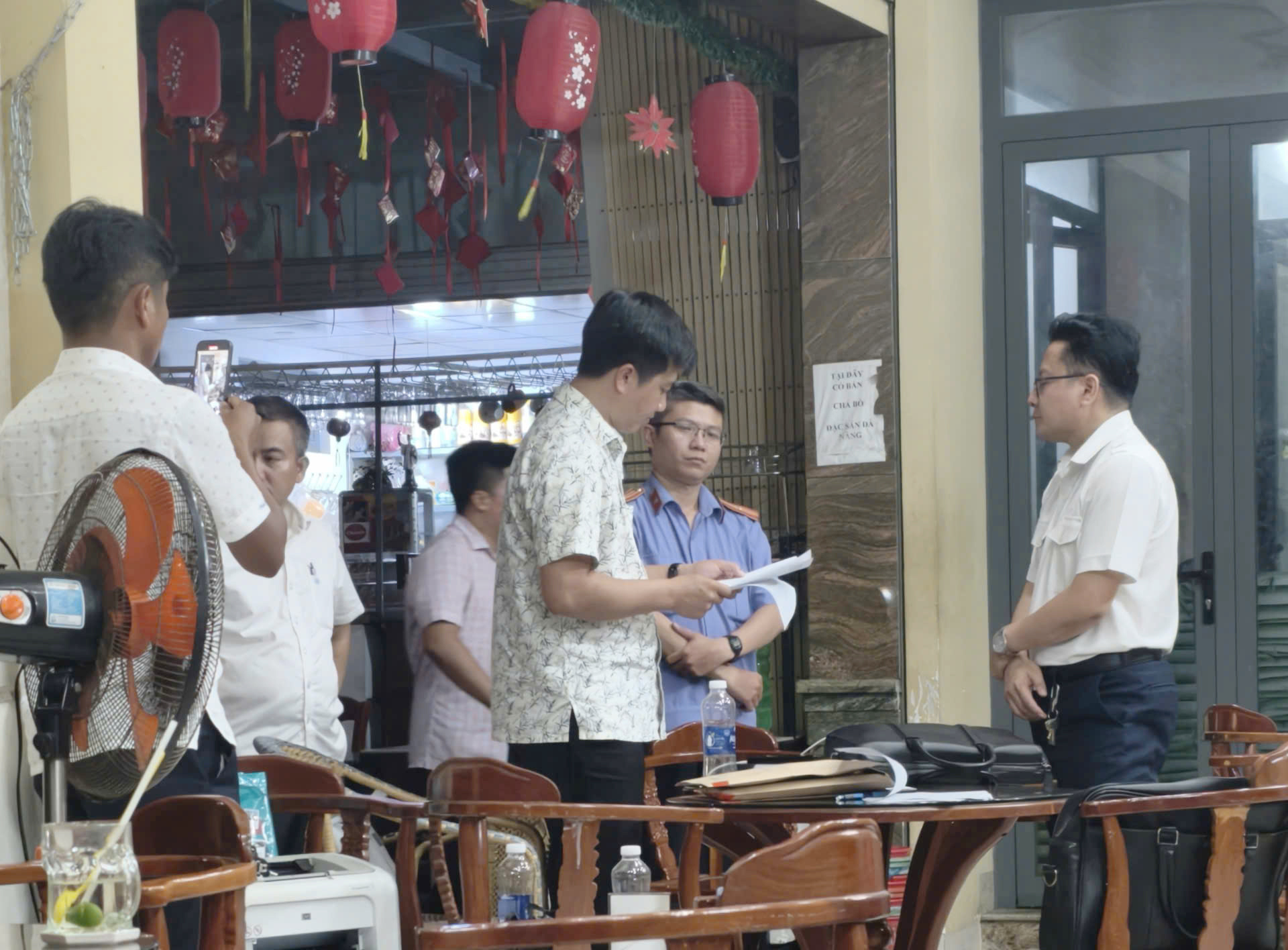 Bắt quả tang cán bộ thuế nhận 100 triệu đồng từ giám đốc công ty - Ảnh 2