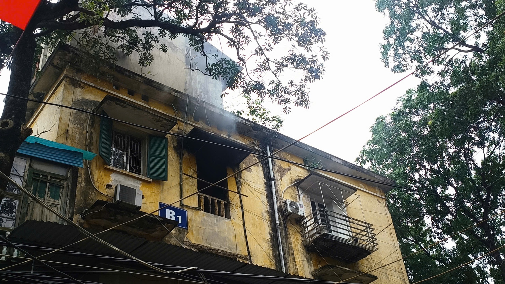 Cháy căn hộ tập thể Nguyễn Công Trứ, cư dân hoảng loạn tháo chạy - Ảnh 1