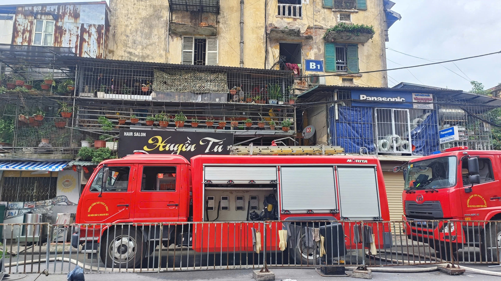 Cháy căn hộ tập thể Nguyễn Công Trứ, cư dân hoảng loạn tháo chạy - Ảnh 4
