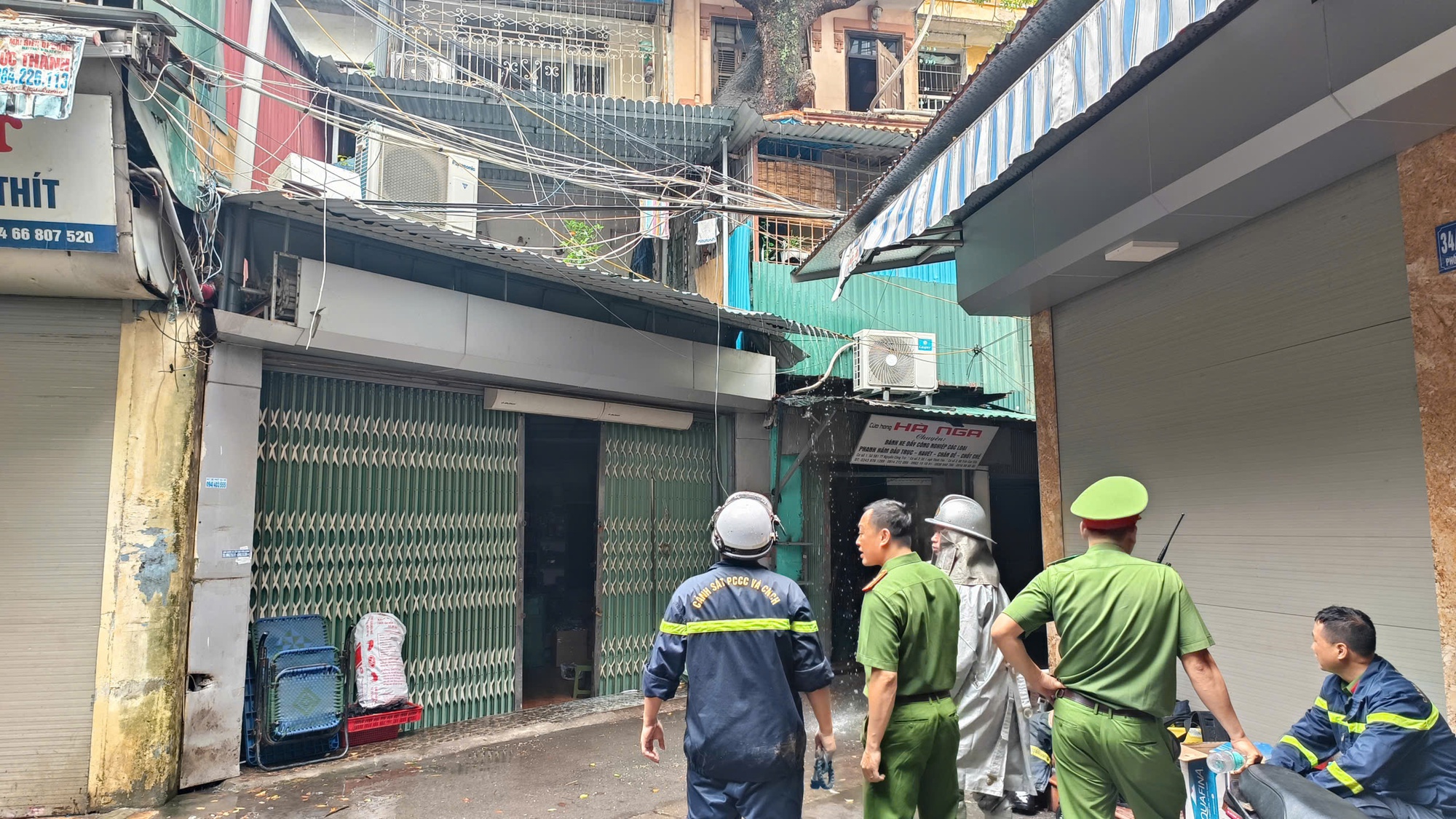 Cháy căn hộ tập thể Nguyễn Công Trứ, cư dân hoảng loạn tháo chạy - Ảnh 3