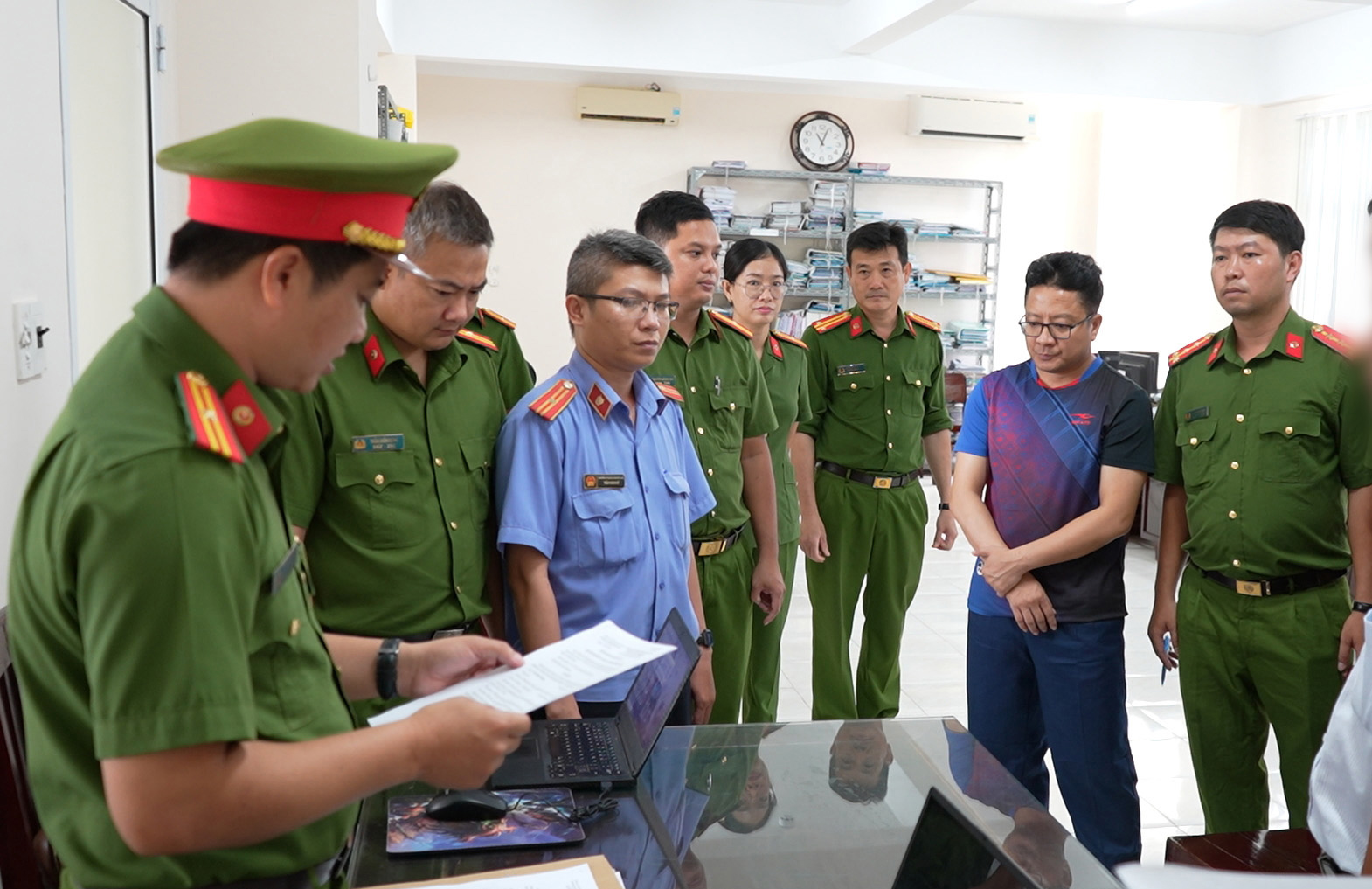 Bắt quả tang cán bộ thuế nhận 100 triệu đồng từ giám đốc công ty - Ảnh 8