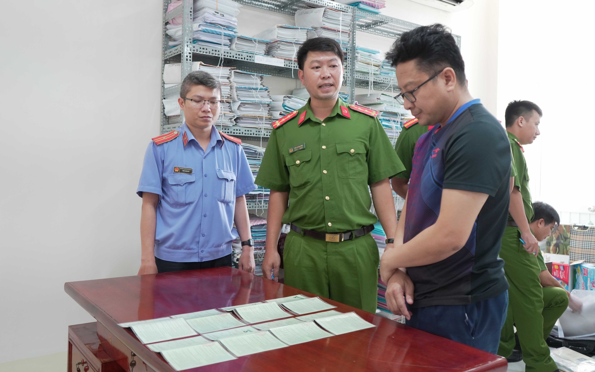 Bắt quả tang cán bộ thuế nhận 100 triệu đồng từ giám đốc công ty - Ảnh 7