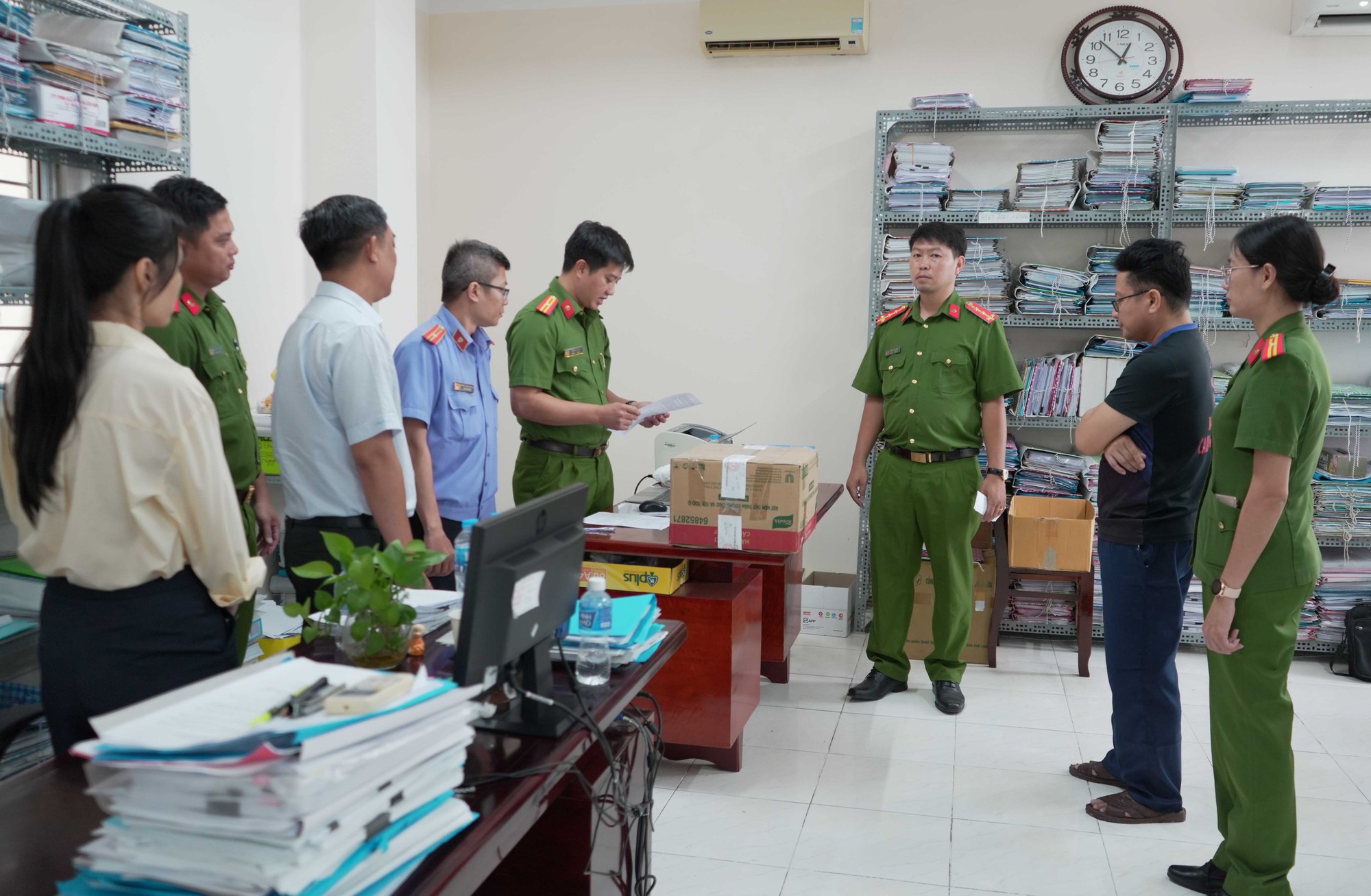 Bắt quả tang cán bộ thuế nhận 100 triệu đồng từ giám đốc công ty - Ảnh 6