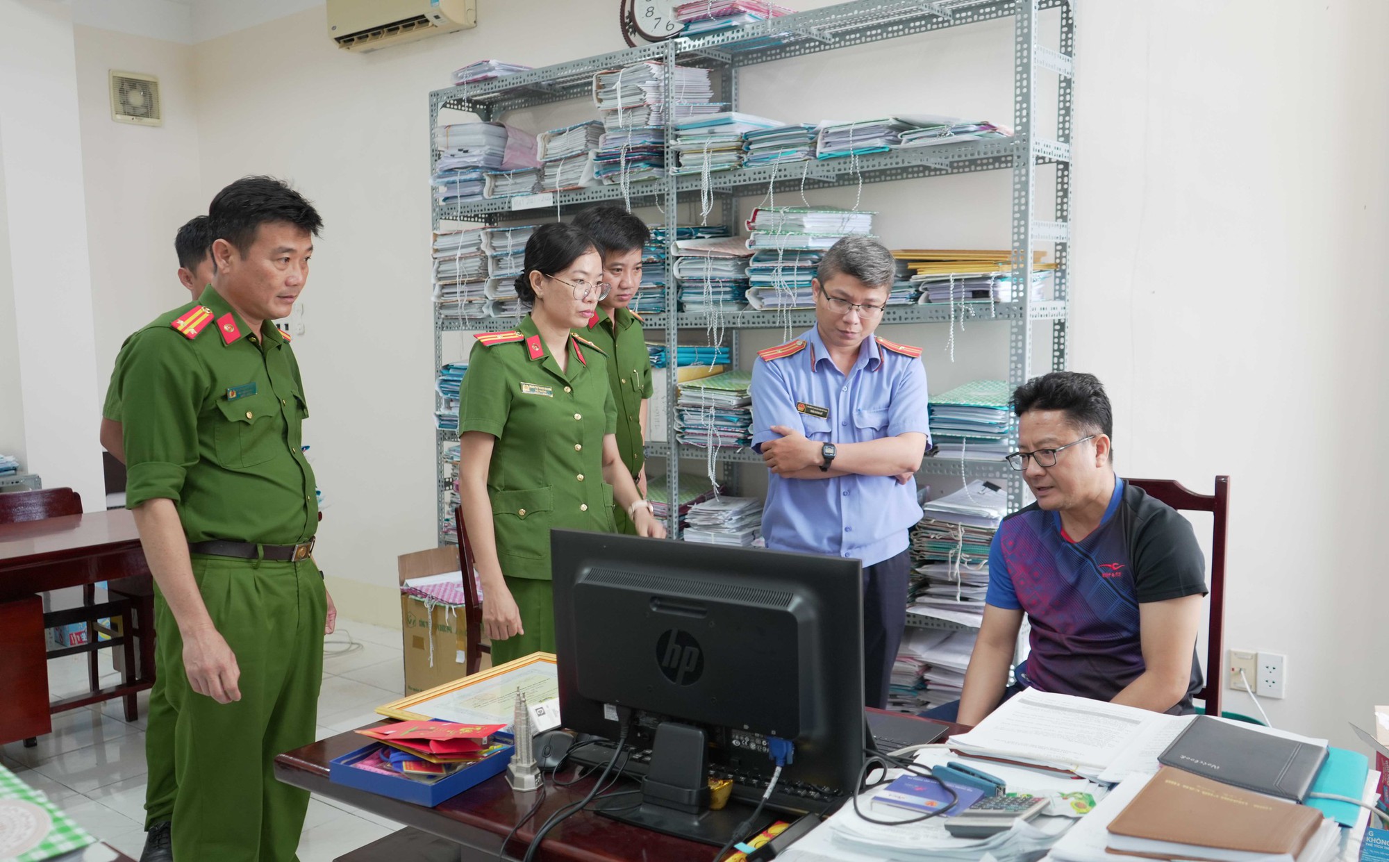 Bắt quả tang cán bộ thuế nhận 100 triệu đồng từ giám đốc công ty - Ảnh 9