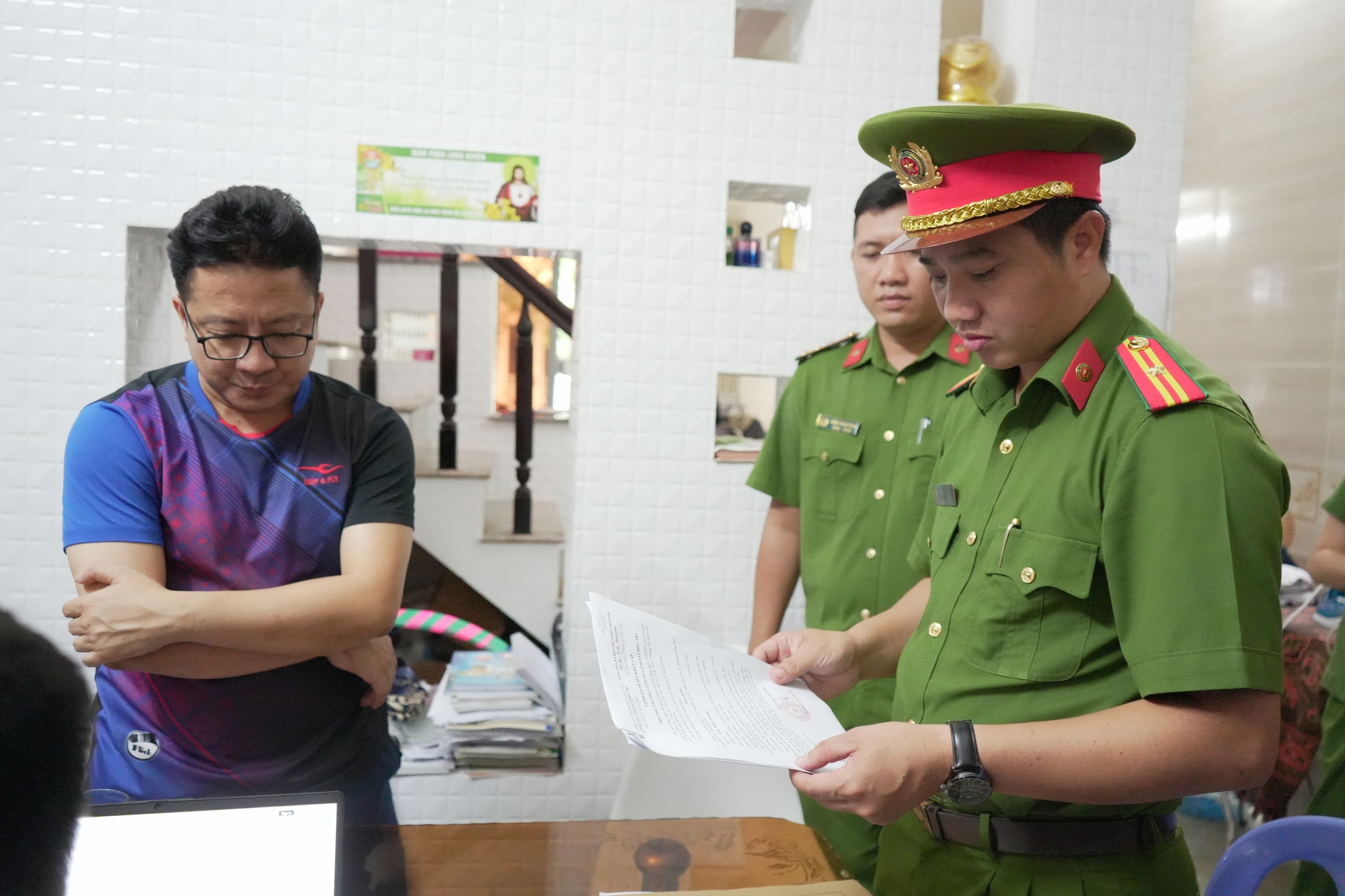 Bắt quả tang cán bộ thuế nhận 100 triệu đồng từ giám đốc công ty - Ảnh 5