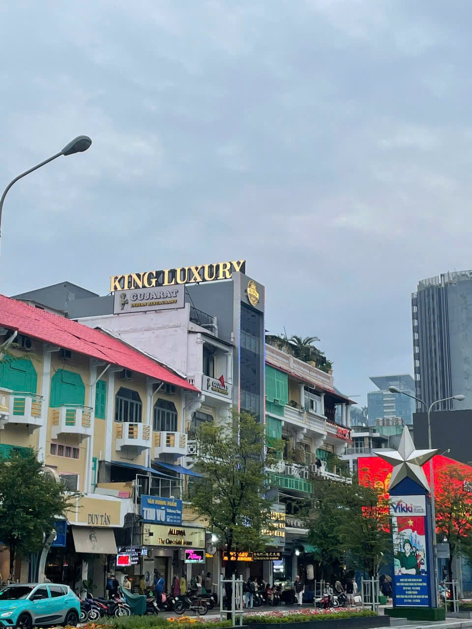 Khách Tây "nghiện" đi cắt tóc ở Việt Nam, định vào 15 phút nhưng 2 tiếng sau mới chịu ra - Ảnh 4
