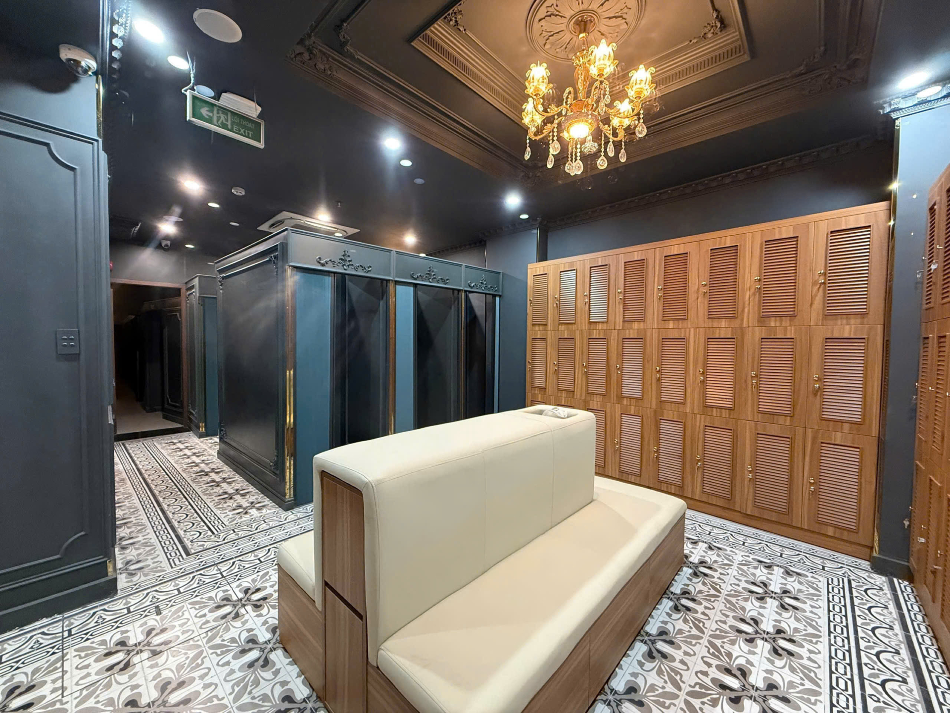 Khách Tây "nghiện" đi cắt tóc ở Việt Nam, định vào 15 phút nhưng 2 tiếng sau mới chịu ra - Ảnh 6