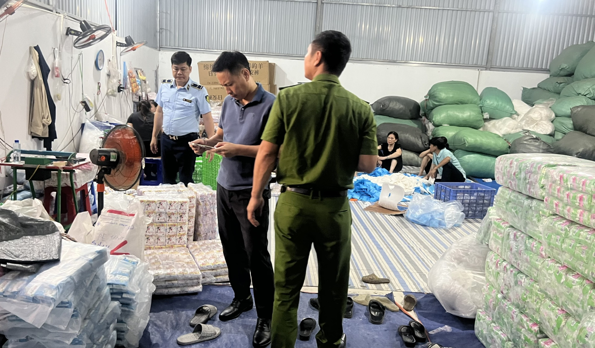 Phát hiện hơn 37.000 gói băng vệ sinh giả nhãn hiệu lớn - Ảnh 2
