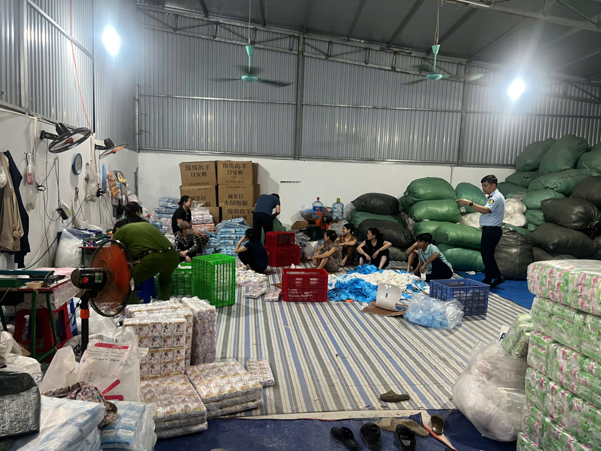 Phát hiện hơn 37.000 gói băng vệ sinh giả nhãn hiệu lớn - Ảnh 1
