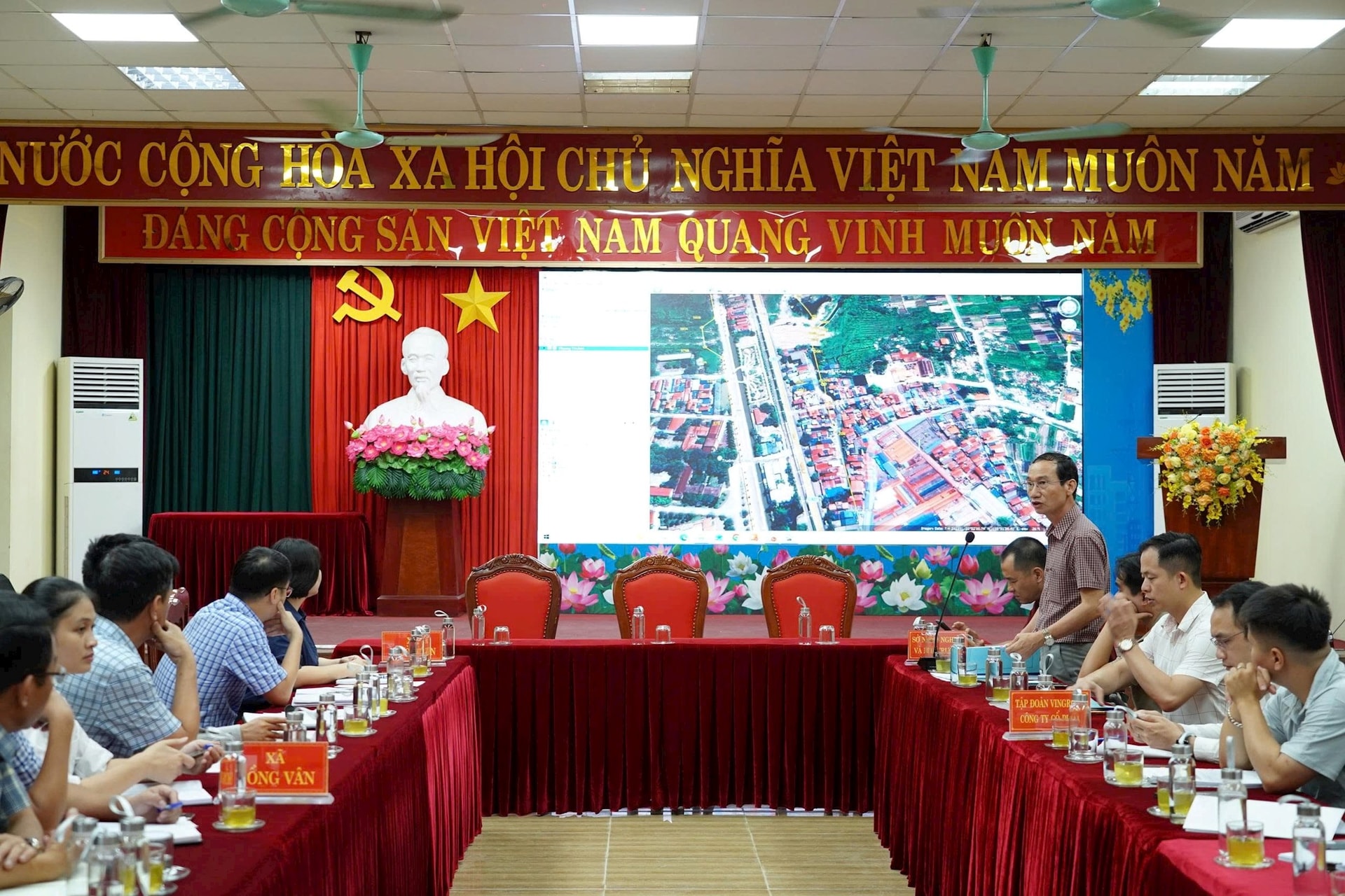 Chính thức bàn giao mốc giới tại loạt xã để triển khai siêu tuyến đường 16 làn xe, trị giá 6 tỷ USD của tỷ phú Phạm Nhật Vượng - Ảnh 2
