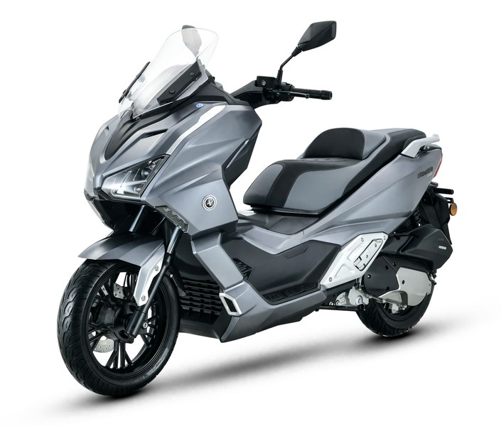 Lộ diện mẫu xe tay ga 150cc dài hơn cả Yamaha TMAX, sở hữu bình xăng 15 lít, có ABS, TCS nhưng giá cực mềm - Ảnh 1