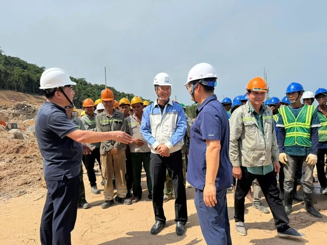 Ngành điện sát cánh cùng người lao động trên các công trường thi công xuyên lễ 30.4 và 1.5 - Ảnh 1