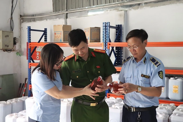 Mạnh tay truy quét hàng nhái, giả - Ảnh 1