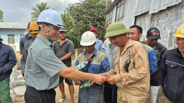 Ngành điện sát cánh cùng người lao động trên các công trường thi công xuyên lễ 30.4 và 1.5 - Ảnh 12