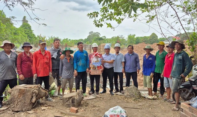 Ngành điện sát cánh cùng người lao động trên các công trường thi công xuyên lễ 30.4 và 1.5 - Ảnh 13