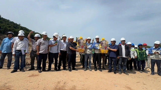 Ngành điện sát cánh cùng người lao động trên các công trường thi công xuyên lễ 30.4 và 1.5 - Ảnh 2
