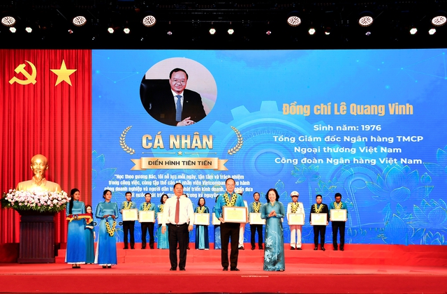 Tổng giám đốc Vietcombank vinh dự được khen thưởng với thành tích xuất sắc - Ảnh 1