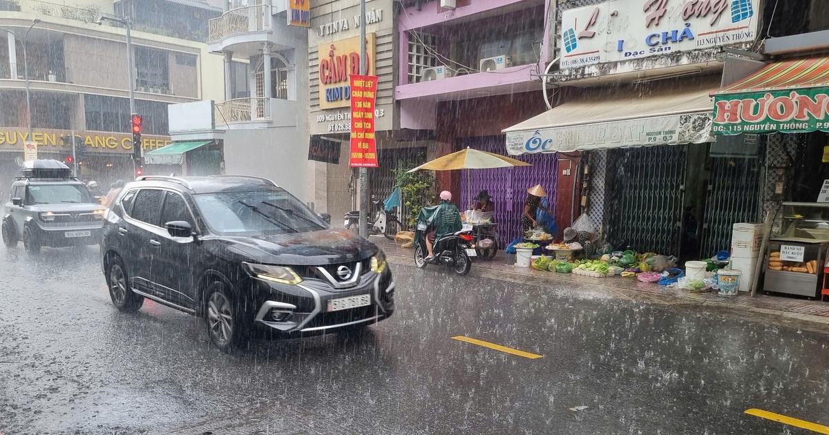 Sáng nay, TP.HCM mưa lớn đúng giờ đi làm