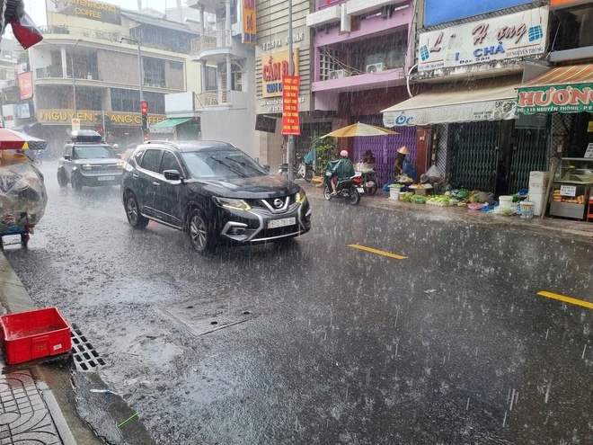 Sáng nay, TP.HCM mưa lớn đúng giờ đi làm - Ảnh 4