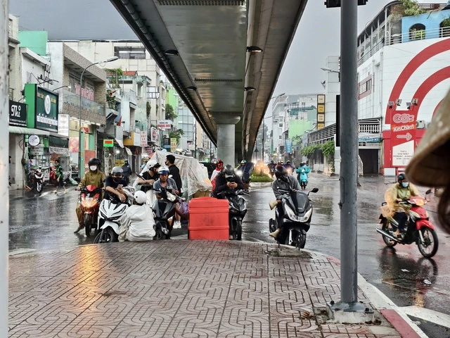 TP.HCM mưa trắng trời sau nhiều ngày nắng đổ lửa - Ảnh 4