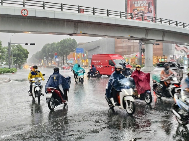 TP.HCM mưa trắng trời sau nhiều ngày nắng đổ lửa - Ảnh 3