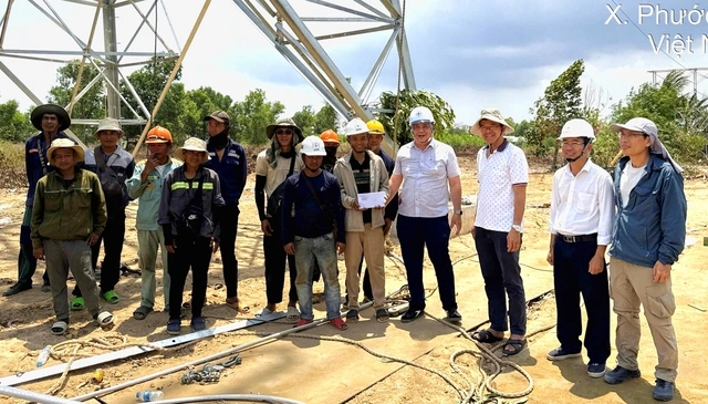 Ngành điện sát cánh cùng người lao động trên các công trường thi công xuyên lễ 30.4 và 1.5 - Ảnh 9