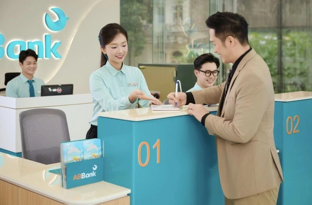ABBank áp dụng mô hình quầy giao dịch đứng trên toàn quốc - Ảnh 2