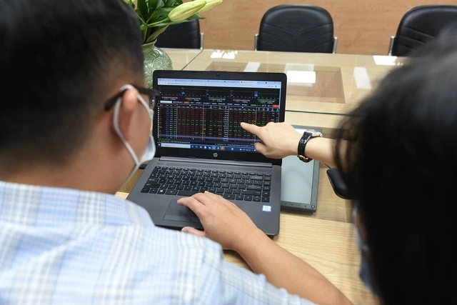 Một cá nhân bị xử phạt gần nửa tỉ đồng do bán chui cổ phiếu - Ảnh 1