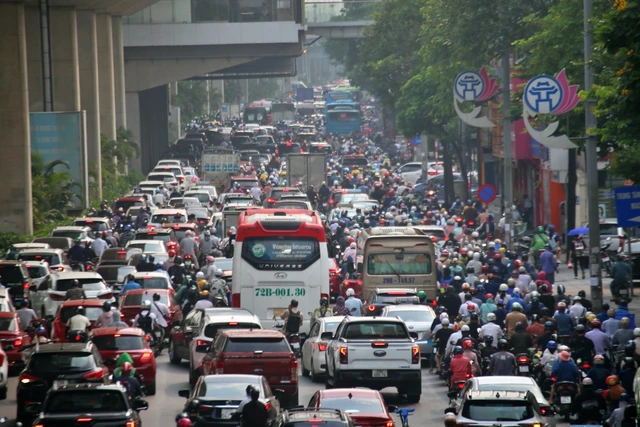 TP.HCM không ‘nhồi cao ốc vào nội đô’, Hà Nội thì sao? - Ảnh 1