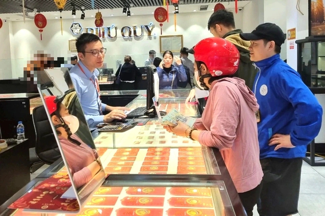 Giá vàng, bạc 'lao dốc', sẵn tiền tỉ nên đầu tư thế nào? - Ảnh 1