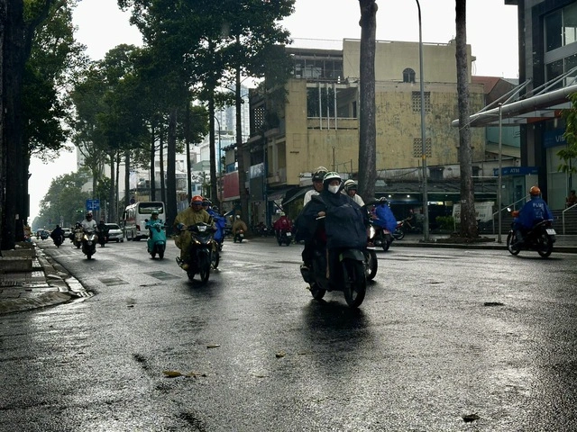 'Mưa vàng' giải nhiệt cho TP.HCM và Nam bộ - Ảnh 4