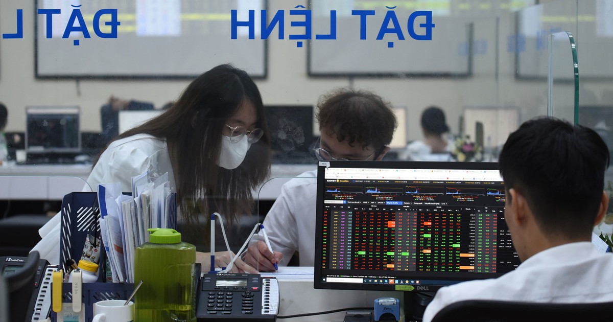 Lãnh đạo và người nhà xuống tiền tỉ mua cổ phiếu