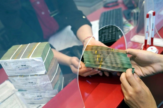 Lượng tiền gửi dân cư tăng chậm, doanh nghiệp giảm sâu - Ảnh 1
