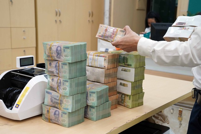 Lượng tiền gửi ngân hàng sụt giảm mạnh - Ảnh 1