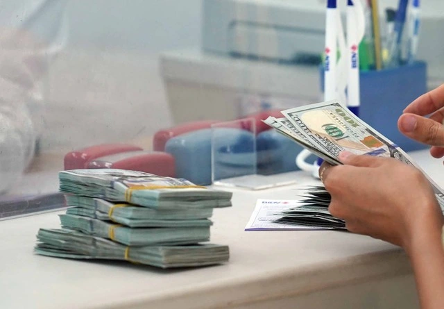 Giá USD hôm nay 15.5.2026: Ngân hàng tăng mức bán ra kịch trần, mua vào trái chiều - Ảnh 1