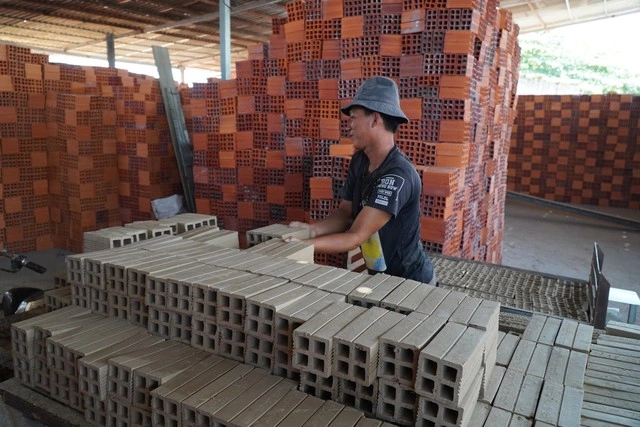 Ngành gạch gốm Vĩnh Long 'kêu cứu' vì thiếu nguyên liệu sản xuất - Ảnh 1