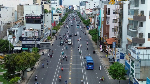 Lần đầu tiên TP.HCM phân luồng đảo chiều đường Cộng Hòa, đi sao cho đúng? - Ảnh 1