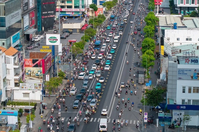 Lần đầu tiên TP.HCM phân luồng đảo chiều đường Cộng Hòa, đi sao cho đúng? - Ảnh 2