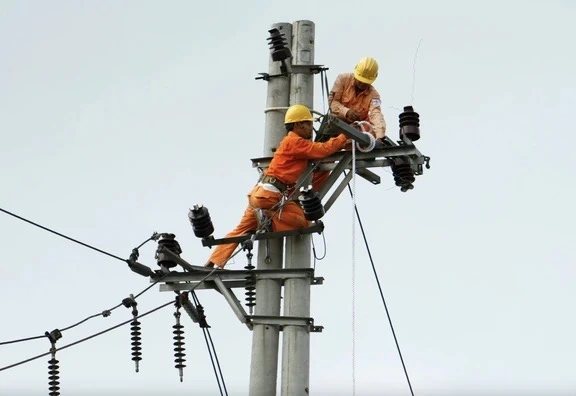 Nắng nóng 'khốc liệt' đẩy tiêu thụ điện miền Bắc liên tiếp lập kỷ lục mới - Ảnh 1