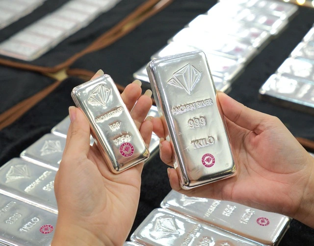 Giá vàng, bạc 'lao dốc', sẵn tiền tỉ nên đầu tư thế nào? - Ảnh 2