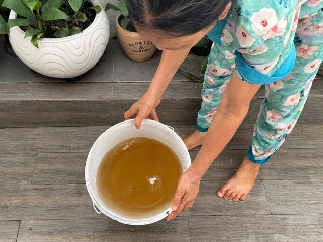 Người dân Nhà Bè bức xúc vì liên tục bị cắt nước - Ảnh 1