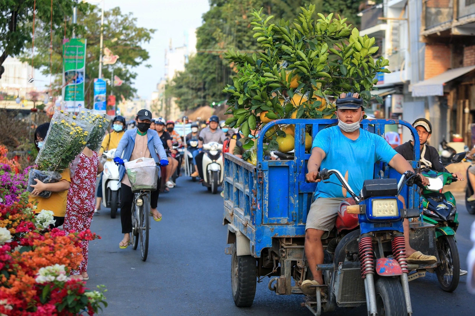 Rắc rối 'giấy khai sinh' cho hàng vận chuyển trên đường - Ảnh 1