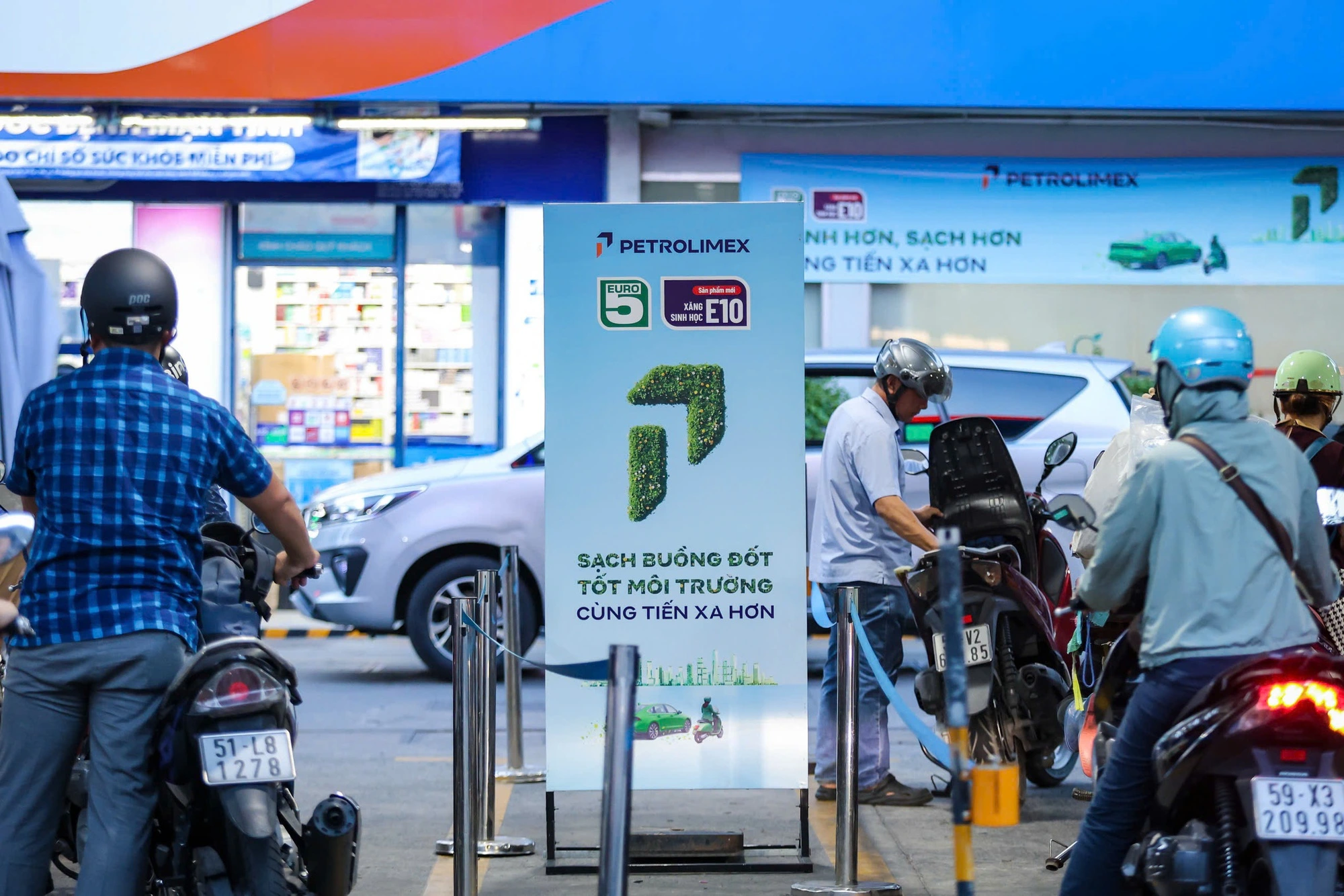Giảm thuế để giảm giá xăng E10 - Ảnh 1