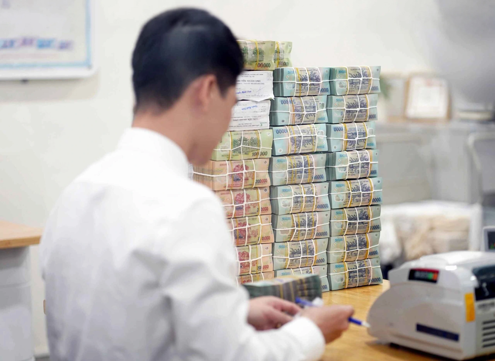 Siết lãi suất tiết kiệm - Ảnh 1