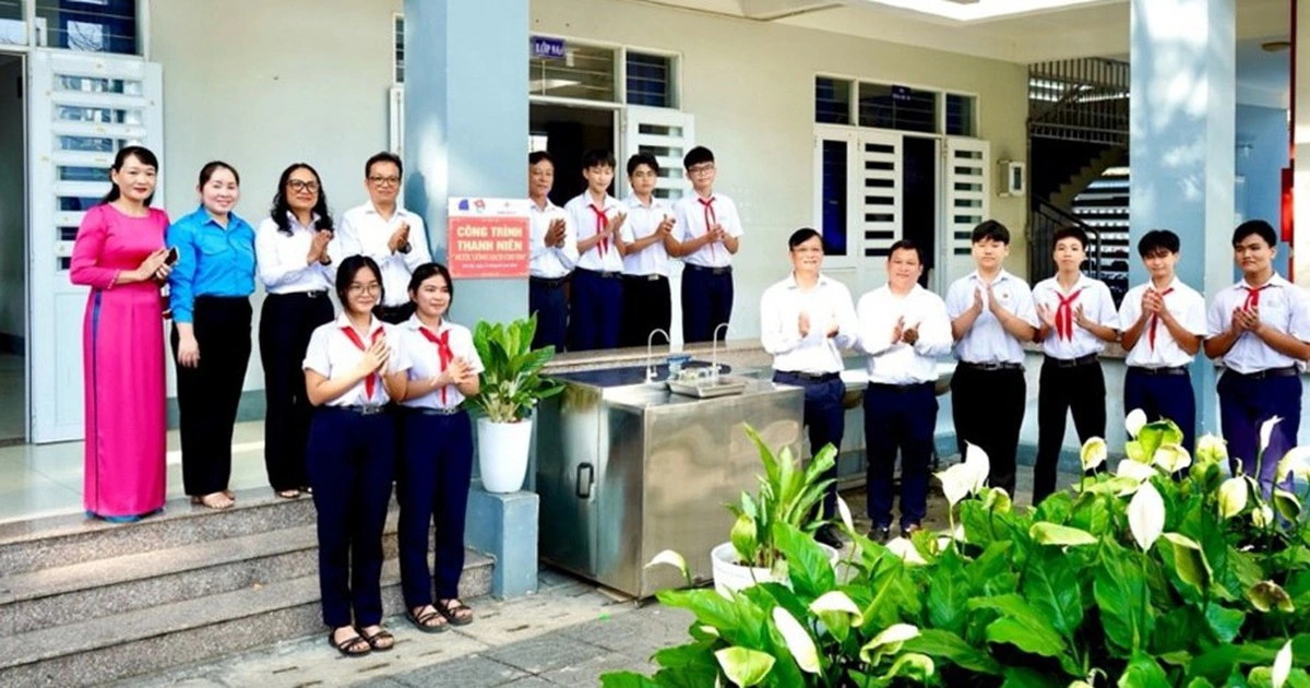 Công ty EPS bàn giao công trình thanh niên 'Nước sạch cho em'