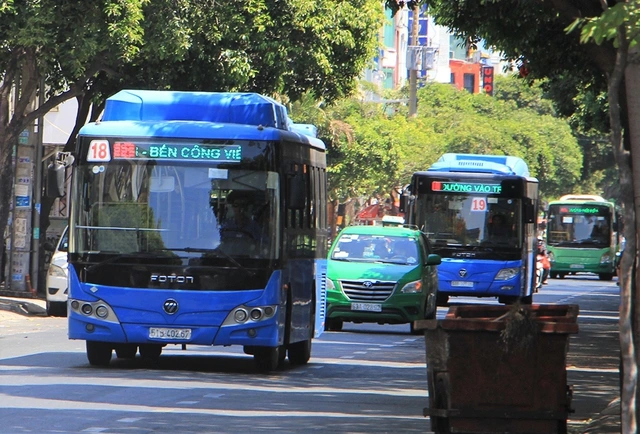 TP.HCM đề xuất thí điểm xe buýt nhỏ đón khách theo nhu cầu - Ảnh 1