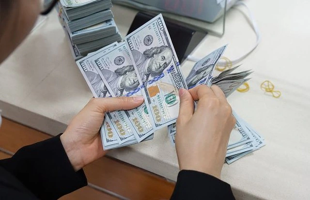 Giá USD hôm nay 13.5.2026: Ngân hàng đứng yên, đô tự do vẫn đi lùi - Ảnh 1