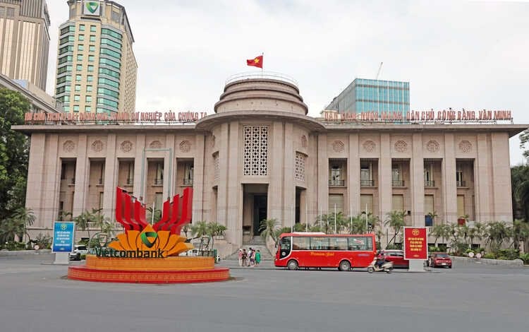Lãi suất qua đêm tăng vọt lên 11%, Ngân hàng Nhà nước bơm mạnh VND - Ảnh 1