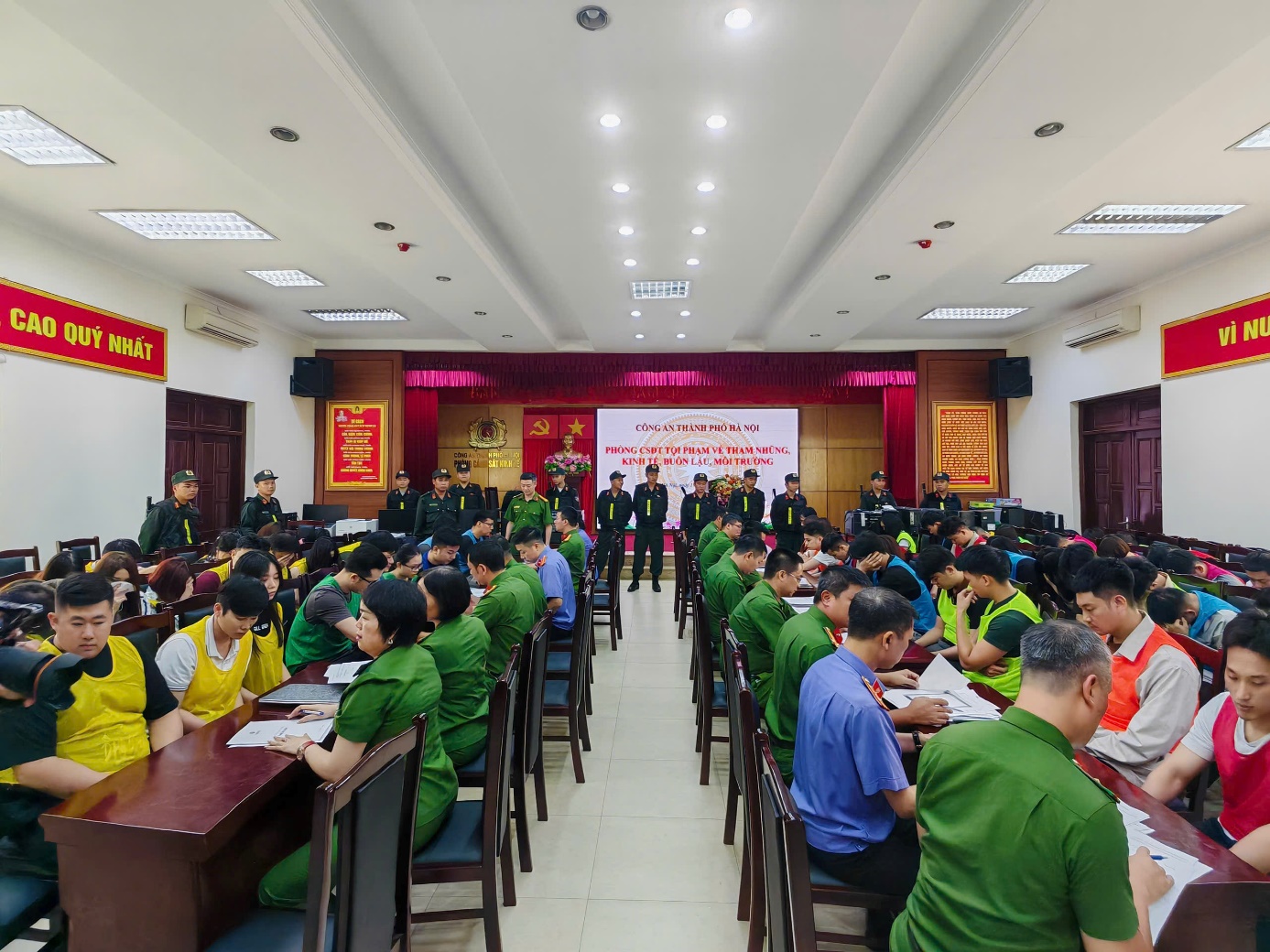 Công an Hà Nội thông tin vụ "hợp đồng kỳ nghỉ": Hơn 2.700 tỷ đồng liên quan hành vi lừa đảo, thu giữ hàng loạt ô tô, bất động sản - Ảnh 4