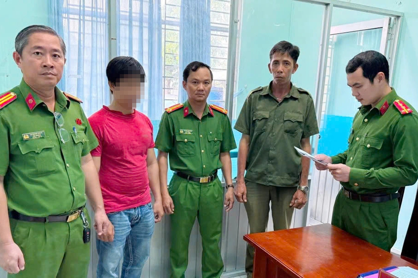 Phá đường dây sản xuất hơn 27.000 chai dầu gió giả, bắt tạm giam 2 người - Ảnh 1